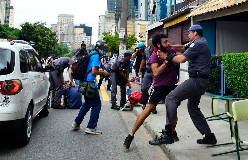 Estudantes bloquearam diversas ruas e houve confronto com policiais em S&atilde;o Paulo