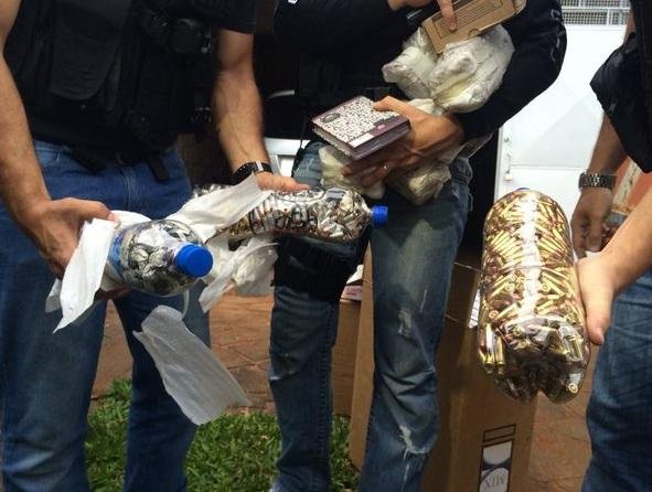 Policiais apreenderam garrafas PET com muni&ccedil;&otilde;es durante opera&ccedil;&atilde;o