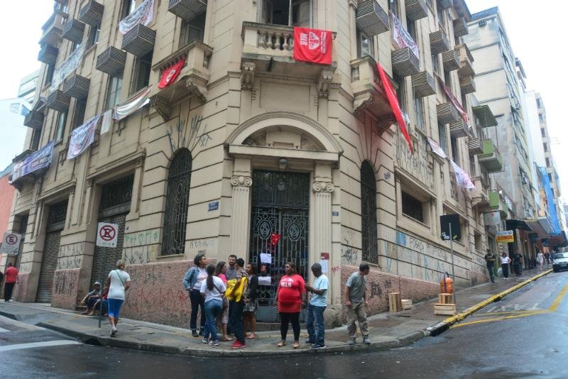 Grupo faz vig&iacute;lia em frente ocupa&ccedil;&atilde;o em Porto Alegre