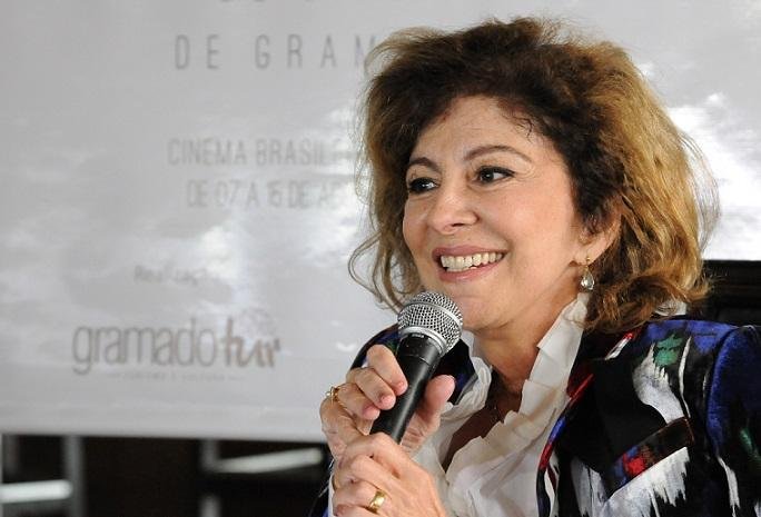 Atriz durante coletiva de imprensa no Festival de Gramado 2015