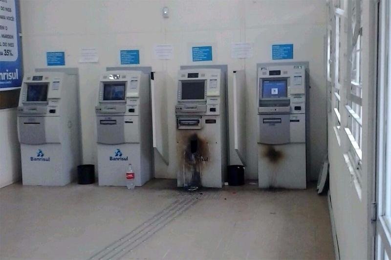 V&iacute;tima foi liberada ap&oacute;s criminosos terminarem de arrombar terminal