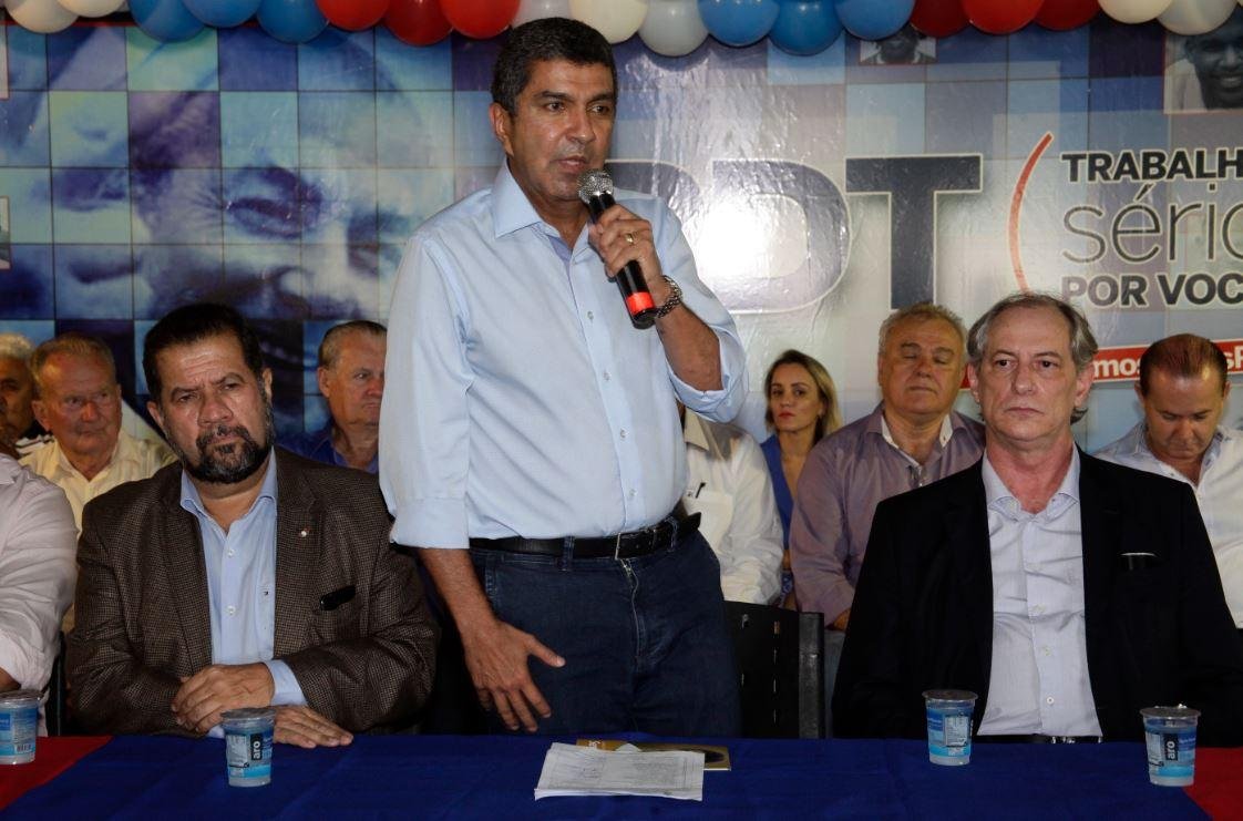 Ciro Gomes foi lan&ccedil;ado como pr&eacute;-candidato do PDT pelo presidente Carlos Lupi