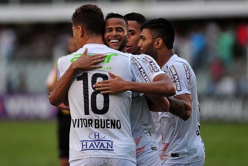 Santos se despede do Brasileir&atilde;o com goleada sobre Atl&eacute;tico-PR