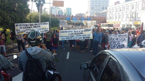 Protesto complica tr&acirc;nsito no Centro de Porto Alegre