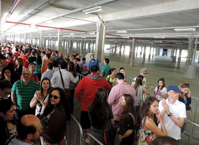 Primeiros f&atilde;s chegaram ao est&aacute;dio por volta das 5h