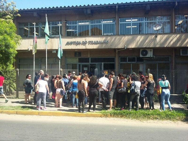 Trabalhadores realizaram protesto nesta tarde