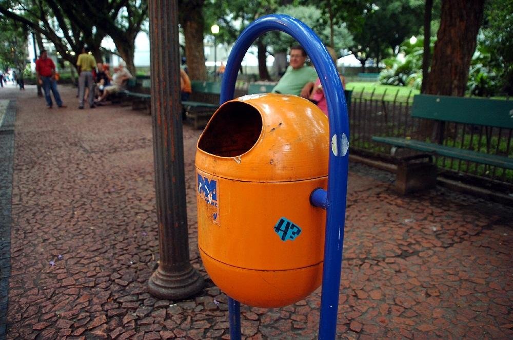 Prevista como contrapartida, instala&ccedil;&atilde;o de lixeiras fica sem prazo em Porto Alegre