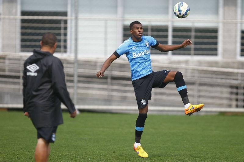 Sem resposta do Gr&ecirc;mio, Erazo est&aacute; aberto a negocia&ccedil;&otilde;es 