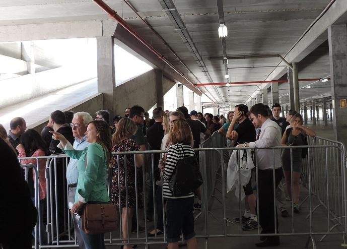 F&atilde;s fizeram fila na bilheteria do Beira-Rio nesta segunda
