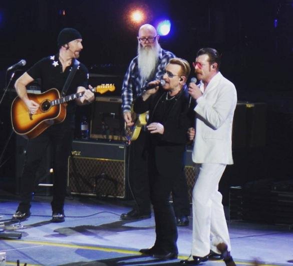 Grupo tocou como convidado em show do U2 em Paris