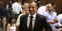Pistorius pagou fiança e permanecerá em prisão domicilar