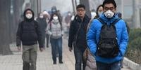 Pequim desacelera por alerta vermelho de poluição