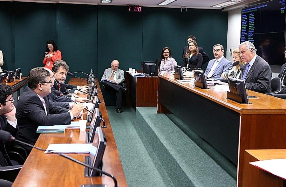 Reuni&atilde;o do Conselho de &Eacute;tica que avalia parecer sobre Cunha j&aacute; passa de 2 horas