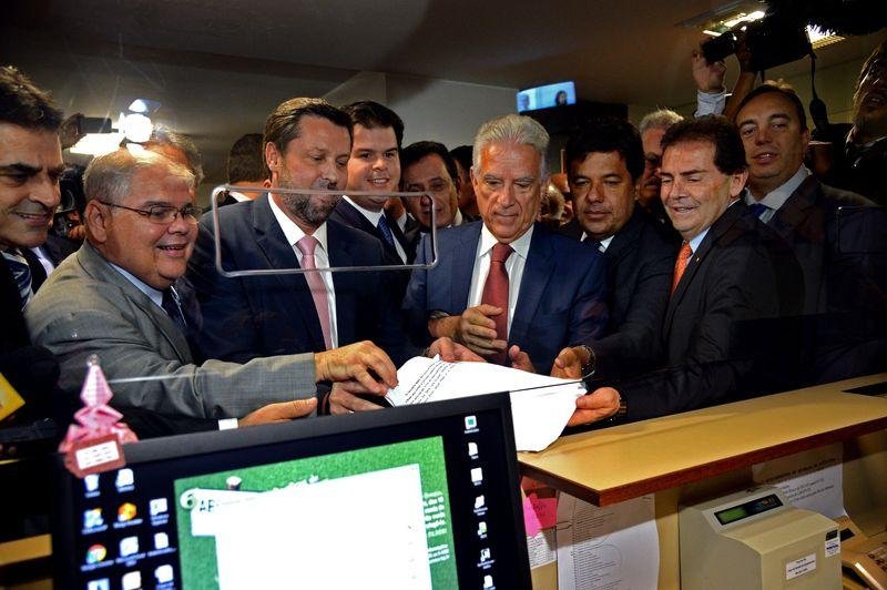 Deputados se reuniram em frente ao Protocolo da C&acirc;mara, onde formalizaram a entrega do documento