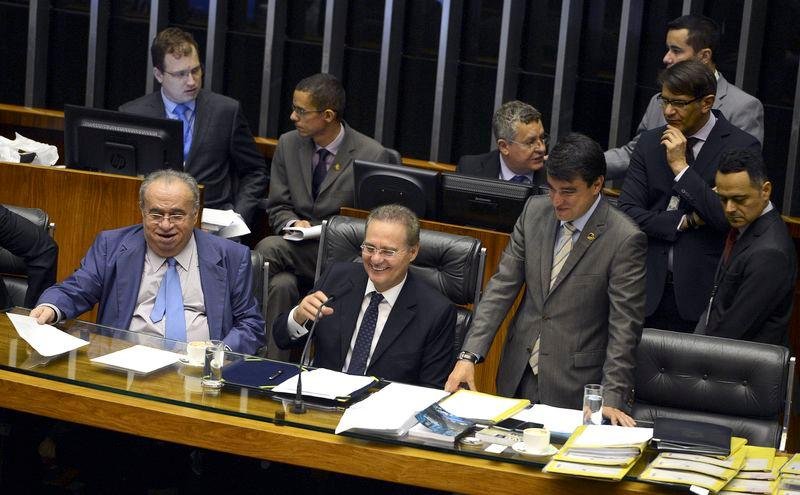 Renan sinaliza ser a favor de convoca&ccedil;&atilde;o extraordin&aacute;ria para votar impeachment