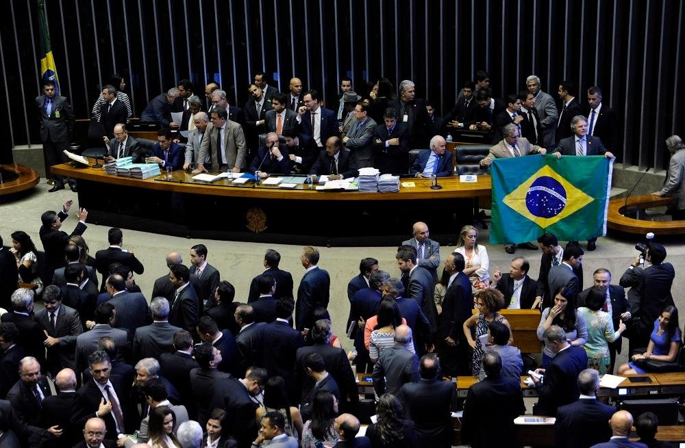 Com a decis&atilde;o e o impedimento dos trabalhos da comiss&atilde;o, o ministro do STF suspende todo o andamento do impeachment 