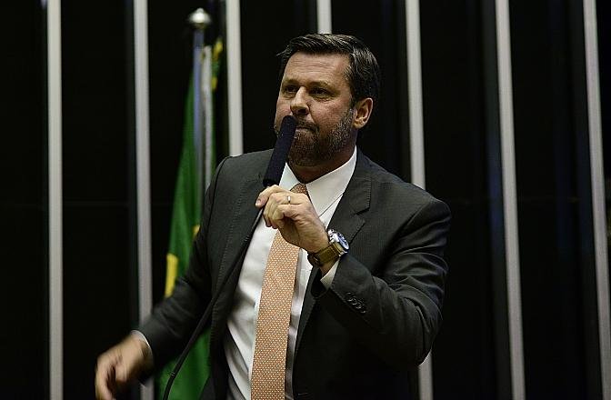 Carlos Sampaio informou que os partidos de oposi&ccedil;&atilde;o estudam qual medida adotar para recorrer ao STF e anular a liminar concedida nessa ter&ccedil;a-feira ao PCdoB