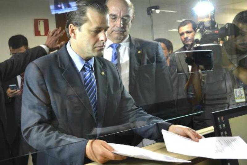 Deputados protocolam na C&acirc;mara a indica&ccedil;&atilde;o do deputado Leonardo Quint&atilde;o (no centro) para a lideran&ccedil;a do partido