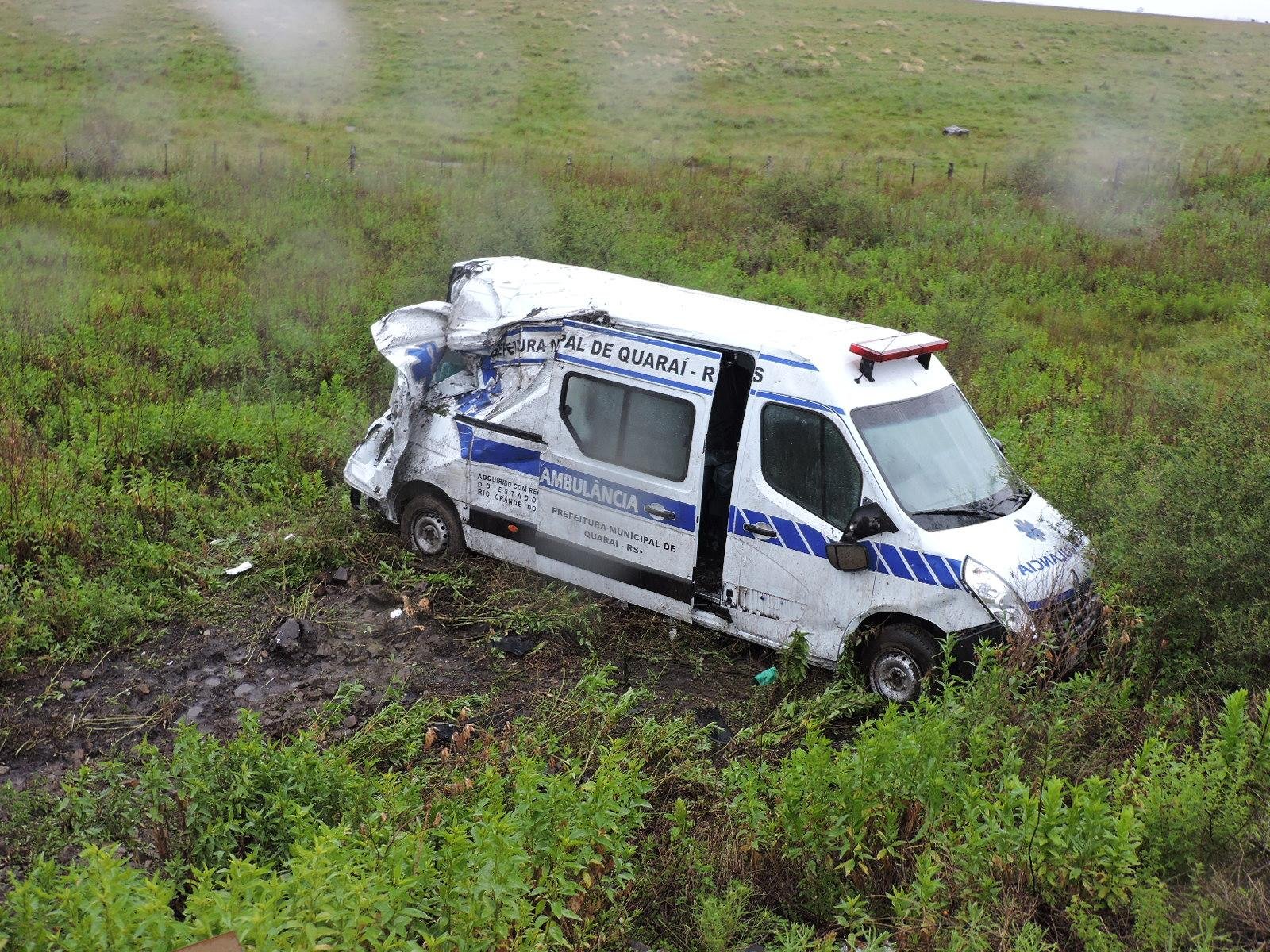  Ambul&acirc;ncia capota e deixa quatro feridos na BR 290