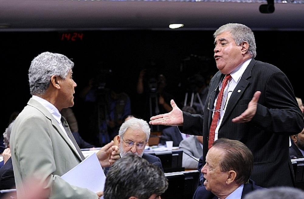 Marcada por muitas discuss&otilde;es, reuni&atilde;o do Conselho de &Eacute;tica foi suspensa