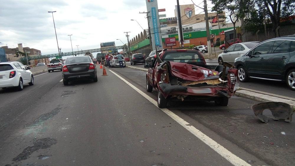 Colis&atilde;o na BR 116 envolveu sete ve&iacute;culos