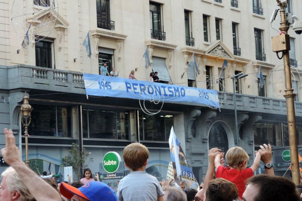 Comerciantes fecharam estabelecimentos durante ato e temem por dist&uacute;rbios na posse de Macri