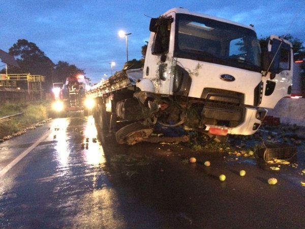 Caminh&atilde;o tomba e bloqueia a BR 116 em Esteio