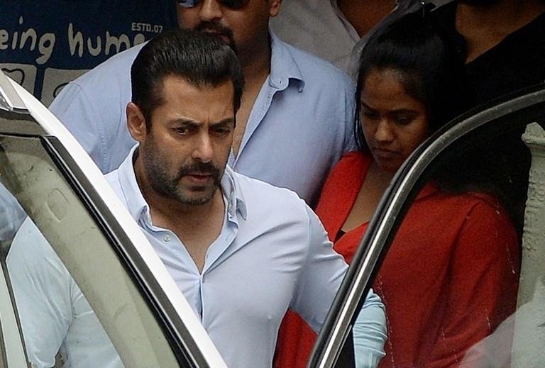 Astro de Bollywood Salman Khan &eacute; absolvido de atropelar sem-teto