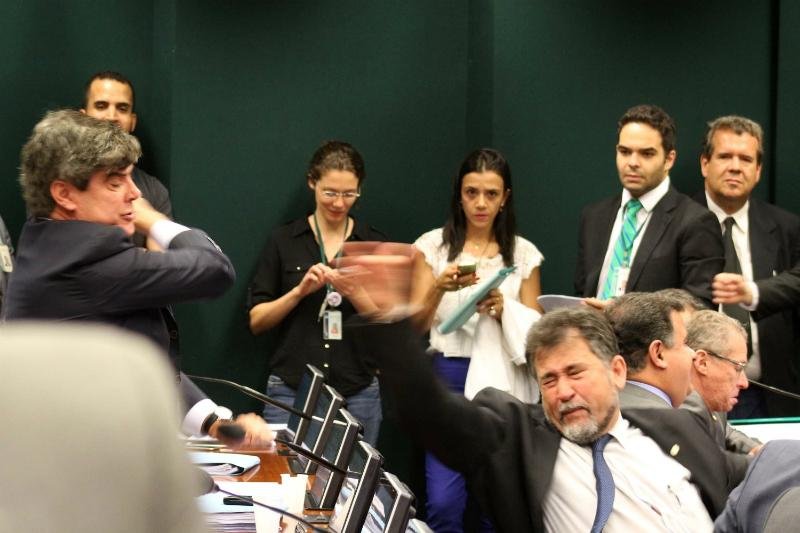 Deputados trocam tapas em sess&atilde;o no Conselho de &Eacute;tica