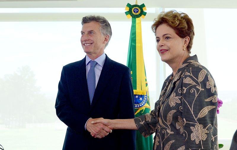 Dilma embarca para Argentina onde participa da posse de Mauricio Macri