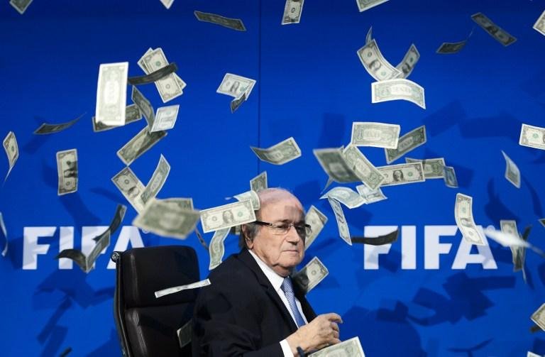 Fifa ouvir&aacute; Blatter sobre pagamento suspeito no dia 17 de dezembro