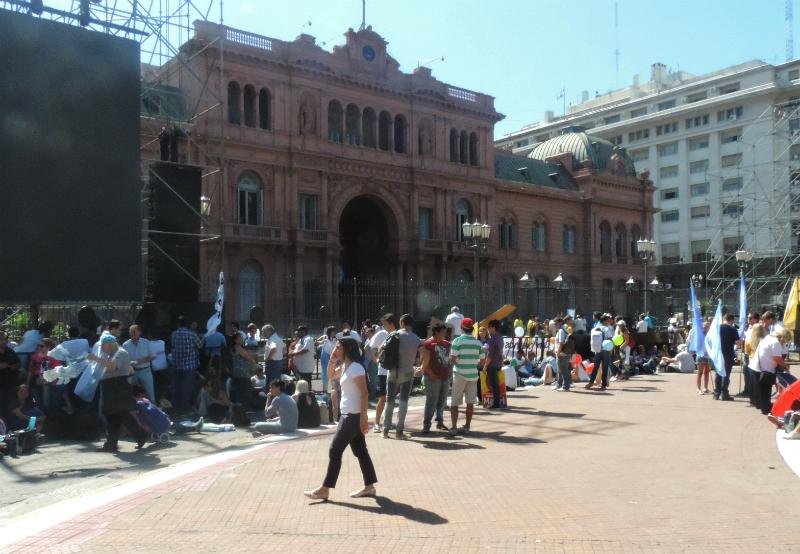 Argentinos se concentram para acompanhar posse de Macri
