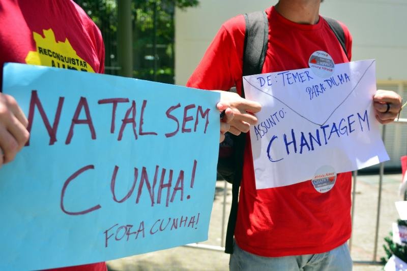 Pessoas protestam contra Temer em frente ao Sheraton Hotel