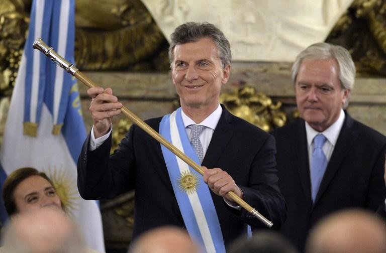 Macri recebe a faixa e o bast&atilde;o presidencial na Casa Rosada