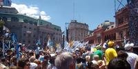 Multidão saudou a ascensão do novo presidente argentino