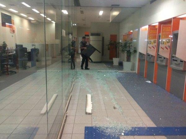 Den&uacute;ncia an&ocirc;nima distrai BM e criminosos arrombam bancos em Alvorada