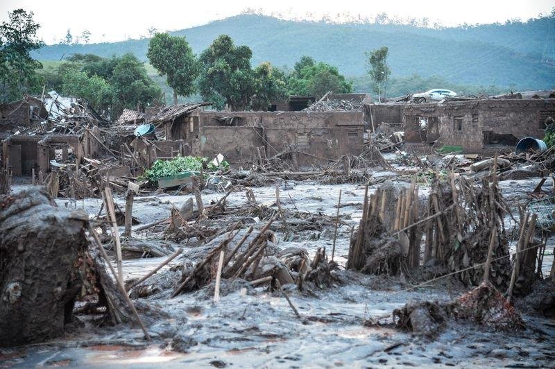 Bombeiros encontram mais um corpo de v&iacute;tima de rompimento de barragem