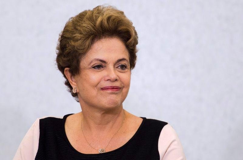 Dilma diz que far&aacute; tudo para defender o seu mandato