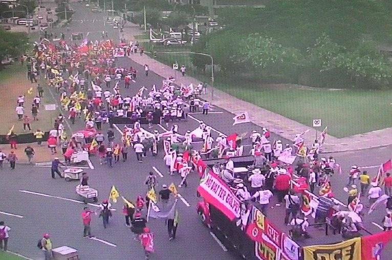 Marcha pr&oacute;-Dilma complica tr&acirc;nsito em Porto Alegre