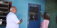 Presidente do Grêmio, Romildo Bolzan, ajudou na pintura das casas