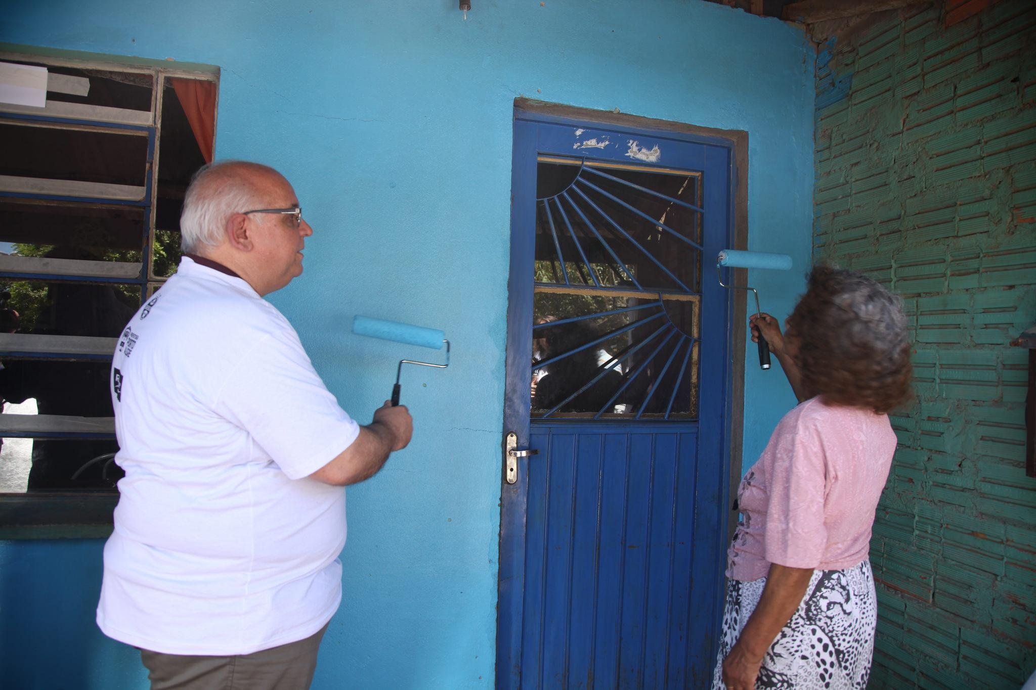 Presidente do Gr&ecirc;mio, Romildo Bolzan, ajudou na pintura das casas