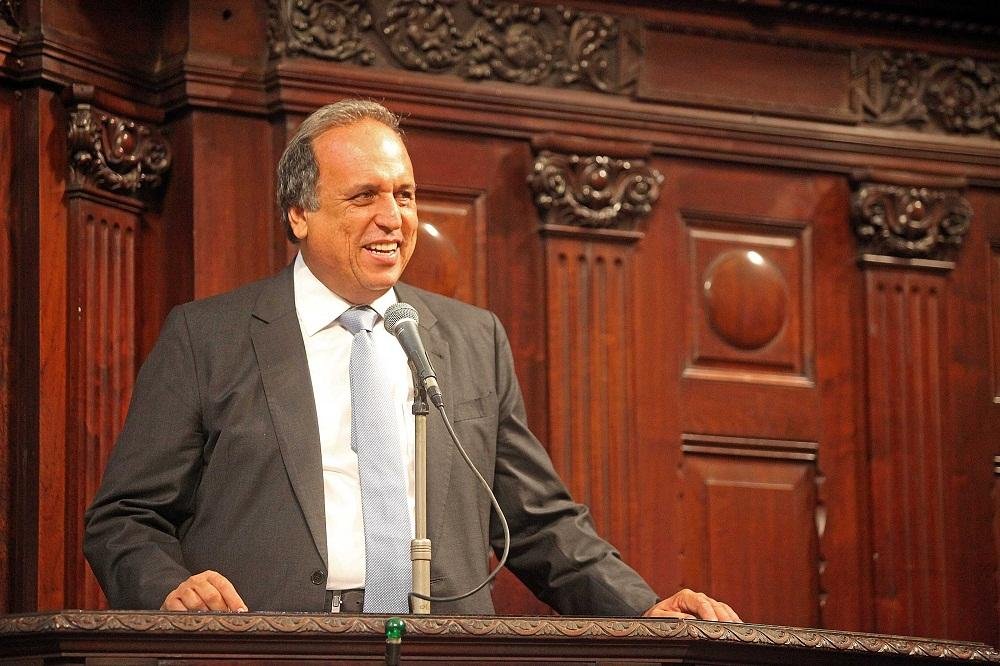 Pez&atilde;o corta o pr&oacute;prio sal&aacute;rio, do vice e de secret&aacute;rios em 10%