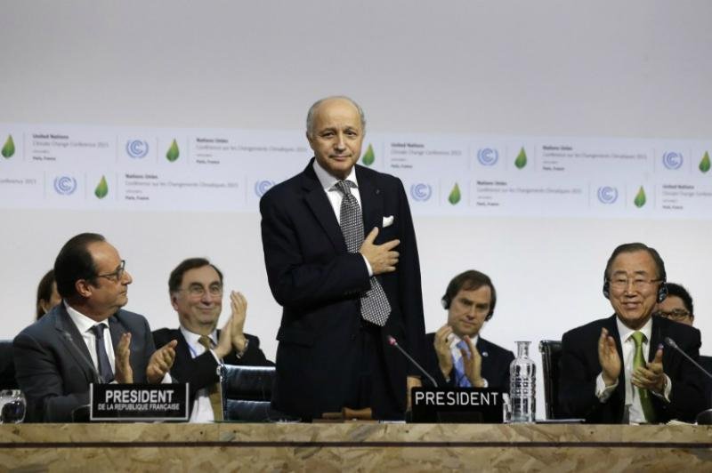  Laurent Fabius fez discurso emocionado ao apresentar documento