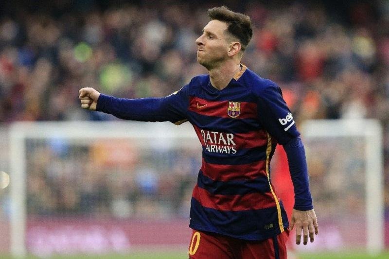  Messi abriu o placar numa linda cobran&ccedil;a de falta