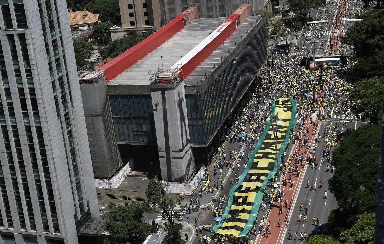 Manifestantes pr&oacute;-impeachment concentram-se na Avenida Paulista
