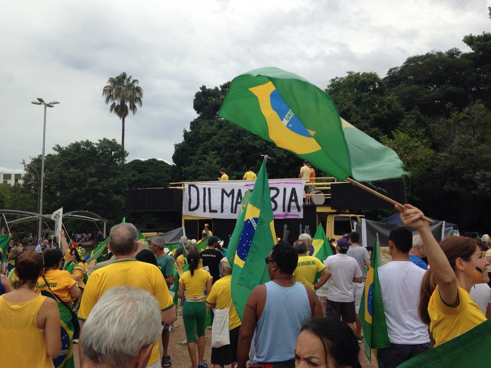 Apoiadores do impeachment de Dilma protestam na Reden&ccedil;&atilde;o