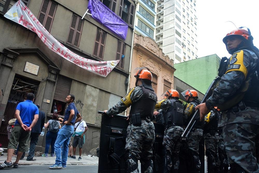 Grupo protesta por reativa&ccedil;&atilde;o do local como moradia universit&aacute;ria em Porto Alegre