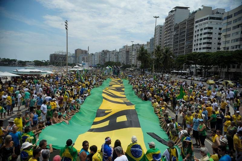 Manifesta&ccedil;&atilde;o por impeachment &eacute; encerrada no bairro de Copacabana