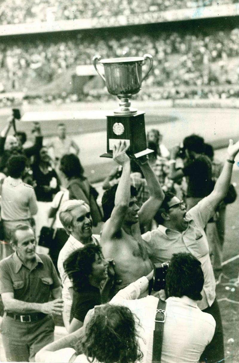 Elias Figueroa ergue a ta&ccedil;a no Beira-Rio 