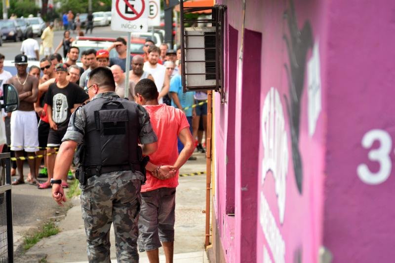 Homem &eacute; morto e PM baleado em tentativa de assalto em Porto Alegre